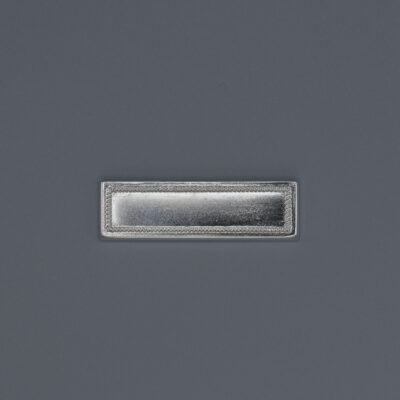 Bandende 03 in silber auf grauem Hintergrund