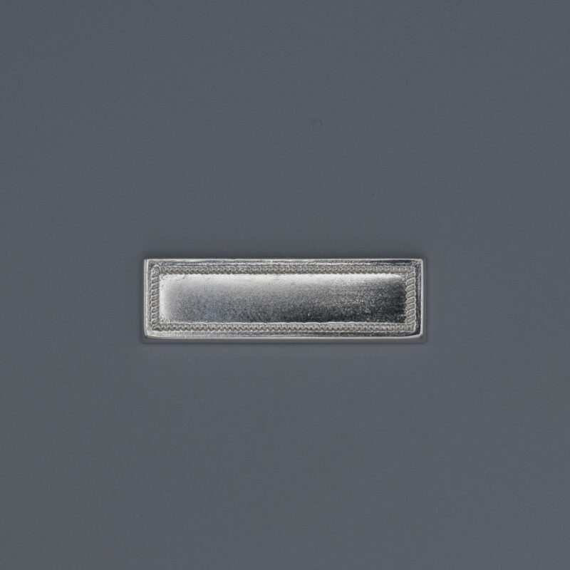 Bandende 03 in silber auf grauem Hintergrund