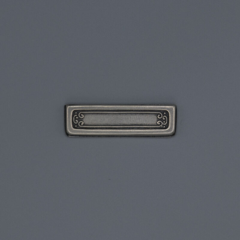 Bandende 82 silber auf grauem Grund
